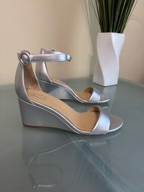 Naturalizer Silver Metallic Ankle-Strap Wedge Sandals Size 9 - Like New